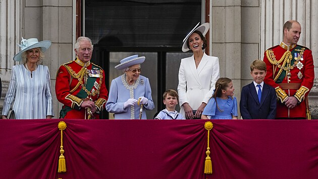 Krlovsk rodina na balkon Buckinghamskho palce
