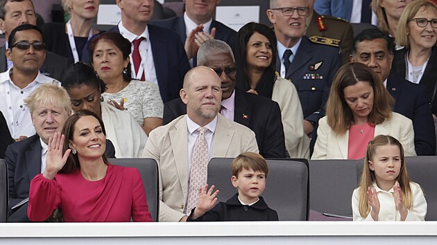 Kate, Louis a Charlotte. Za nimi sedí Mike Tindall s premiérem Borisem...