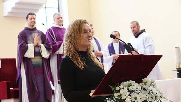Daniela Drtinová se na pohbu Josefa Abrháma ujala proslovu.