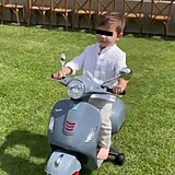 Jakubko dostal dětskou motorku.