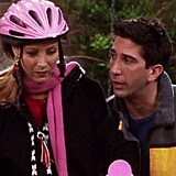 Phoebe a Ross z legendárního seriálu Přátelé.