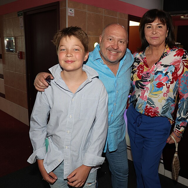 Michal David piel s vnukem Sebastianem a manelkou Marcelou.