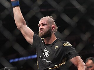 Ji�� Proch�zka opanoval polot�kou divizi UFC.