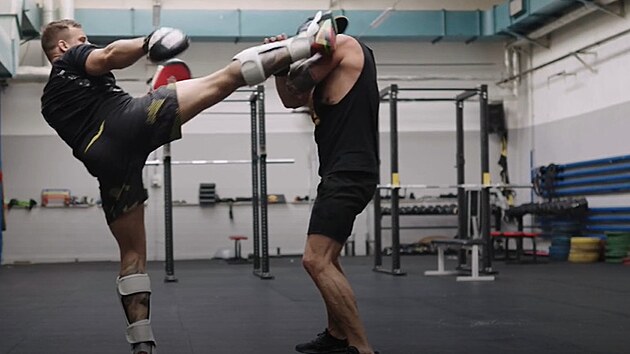Adam Raiter ochutnal highkicky od Patrika Kincla.