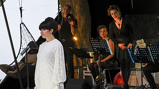 Berenika Kohoutová jako Marta Kubiová v recitálu Marta exceluje. Pochvalu si...
