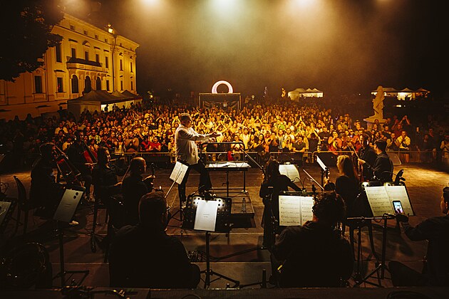 Unique Orchestra s dirigentem Alexeyem Aslamasem (zdroj Lukáš Wagneter, Glorchestra)