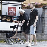 Vladimír Mišík a Adam Mišík na procházce
