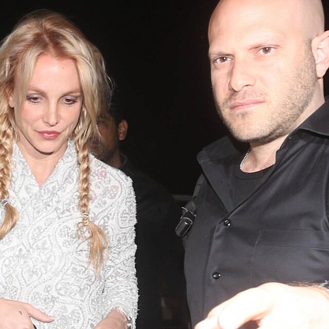 Britney Spears neme tomuto mui pijt na jmno, ten se zatm star o dal...