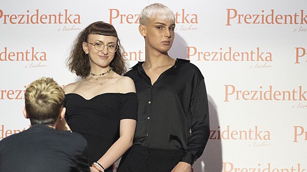 Hvězdičky sociálních sítí Simona Tvardek a Tadeáš Kuběnka vyrazili na premiéru: Poznáte kdo z nich je muž a kdo žena?