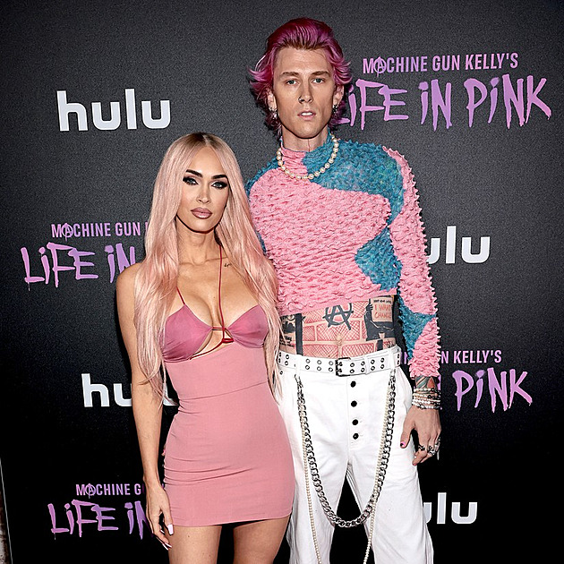 Megan Fox a Machine Gun Kelly se údajně rozešli. Fox je ale těhotná, z rozchodu je viněný Kelly