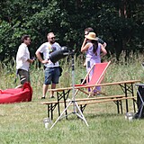 Vojta Kotek režíroval přípravy na louce pro svatební večírek.