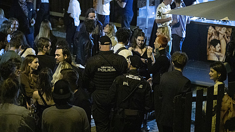 Policisté úadují na párty ve Varech.