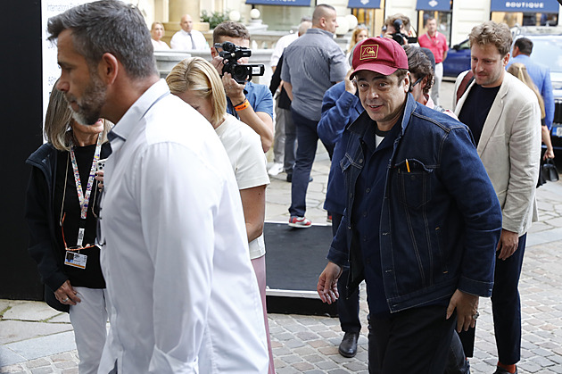 Držitel Oscara Benicio Del Toro dorazil do Varů.