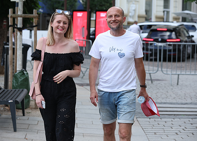 Jiří Ployhar na procházce s mladou kráskou.
