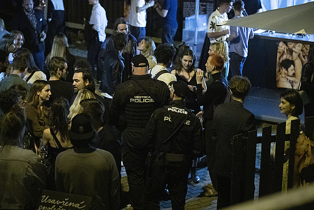 Policisté úřadují na párty ve Varech.