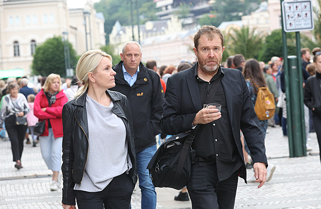 Festivalové Vary si uívá i fotograf David Kraus s partnerkou.