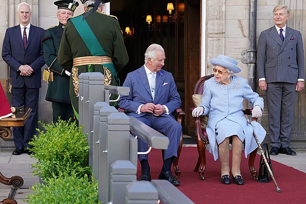 Kr�lovna s princem Charlesem