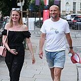 Jiří Ployhar na procházce s mladou kráskou