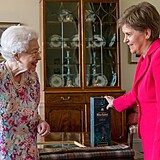 Královna se skotskou premiérkou Nicolou Sturgeonovou.