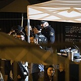 Policisté zasahují v jednom z karlovarských barů.