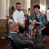 Karel Schwarzenberg se na premiéře dokumentu o sobě poprvé ukázal na invalidním...