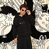 Jordan Haj a jeden z jeho karlovarskch outfit, kdy prim hraje sluiv suknka.