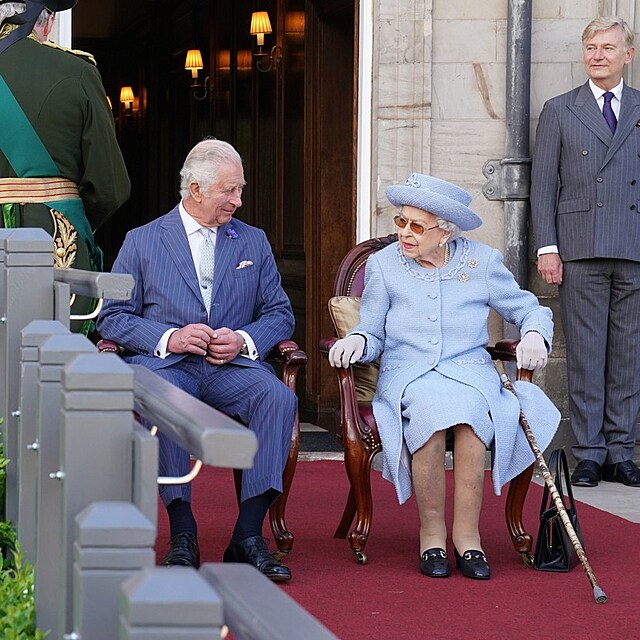 Kr�lovna s princem Charlesem