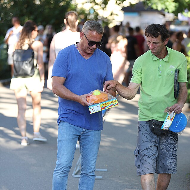 Filip Ren se rozhodl bt za hodnho taku a dcei koupil sadu na tenis.