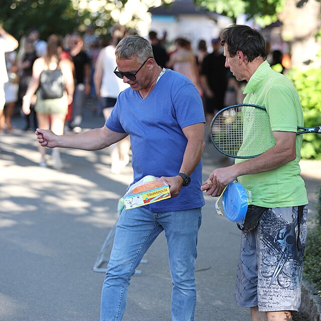 Filip Ren se rozhodl bt za hodnho taku a dcei koupil sadu na tenis. Pi t...