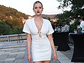Natálie Jirásková v bílém outfitu