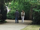 Praský primátor Zdenk Hib na romantické procházce s manelkou