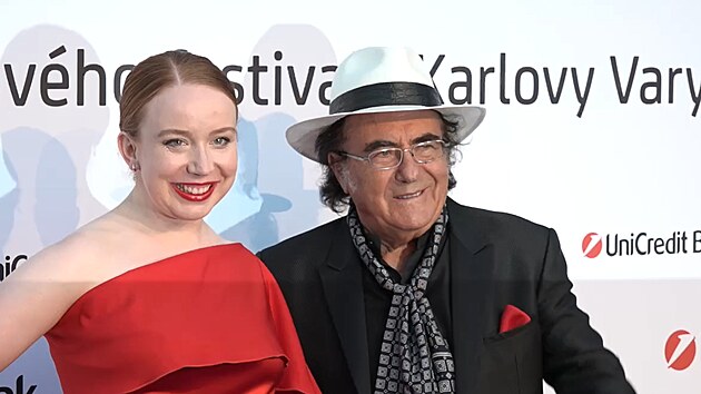 Alena Doláková se na �erveném koberci p�ifa�ila bezd�vodn� k italskému...