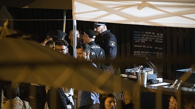 Policisté zasahují v jednom z karlovarských bar.