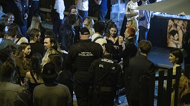 Policisté zasahují v jednom z karlovarských bar.