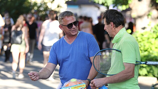 Filip Ren� se rozhodl být za hodného ta�ku a dce�i koupil sadu na tenis. P�i té...