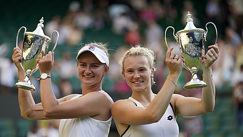 Barbora Krejíková a Kateina Siniaková získaly dalí cennou trofej.