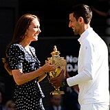 Kate předala Novaku Djokovičovi pohár.