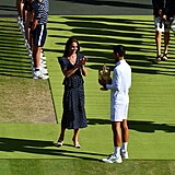 Vévodkyně Kate předala Novaku Djokovičovi pohár pro vítěze Wimbledonu.