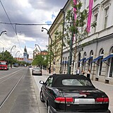 Řidiči si z cyklopruhu na Smetanově nábřeží dělají parkovací pás.