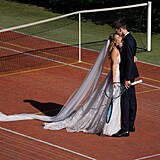 Novomanželé se fotili i na tenisovém kurtu.