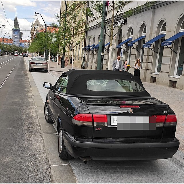 Řidiči si z cyklopruhu na Smetanově nábřeží dělají parkovací pás.