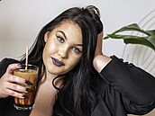 Sugar Denny a její znaka kávy Sugar Coffee.