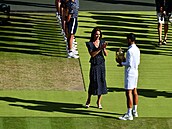Vévodkyn Kate pedala Novaku Djokoviovi pohár pro vítze Wimbledonu.