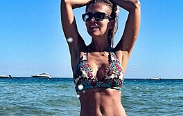 Dara Rolins si u�ívá na Sardinii. Italský Karibik, jásá!