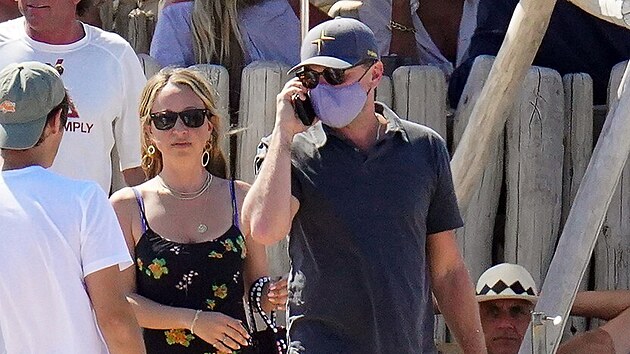 Leonardo DiCaprio si v St-Tropez uívá po boku neznámé blondýnky.