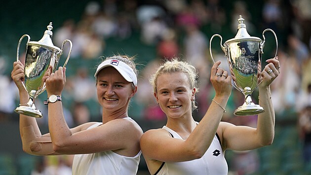Barbora Krej�íková a Kate�ina Siniaková získaly dal�í cennou trofej.
