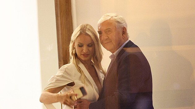 Donutil se ke krásné blondýn� náramn� m�l.