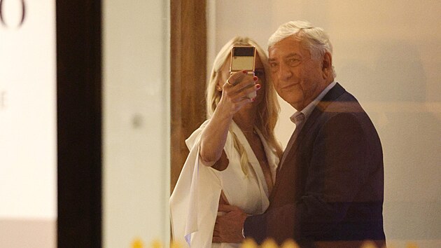 Miroslav Donutil a jeho selfie s krásnou blondýnkou.