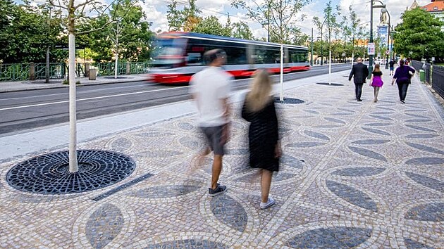 Nová podoba Smetanova náb�e�í: Cyklisté získali velkorysý pruh na úkor...