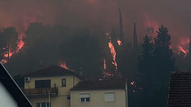 Okolí chorvatského ibeniku a Zatonu suují niivé poáry.